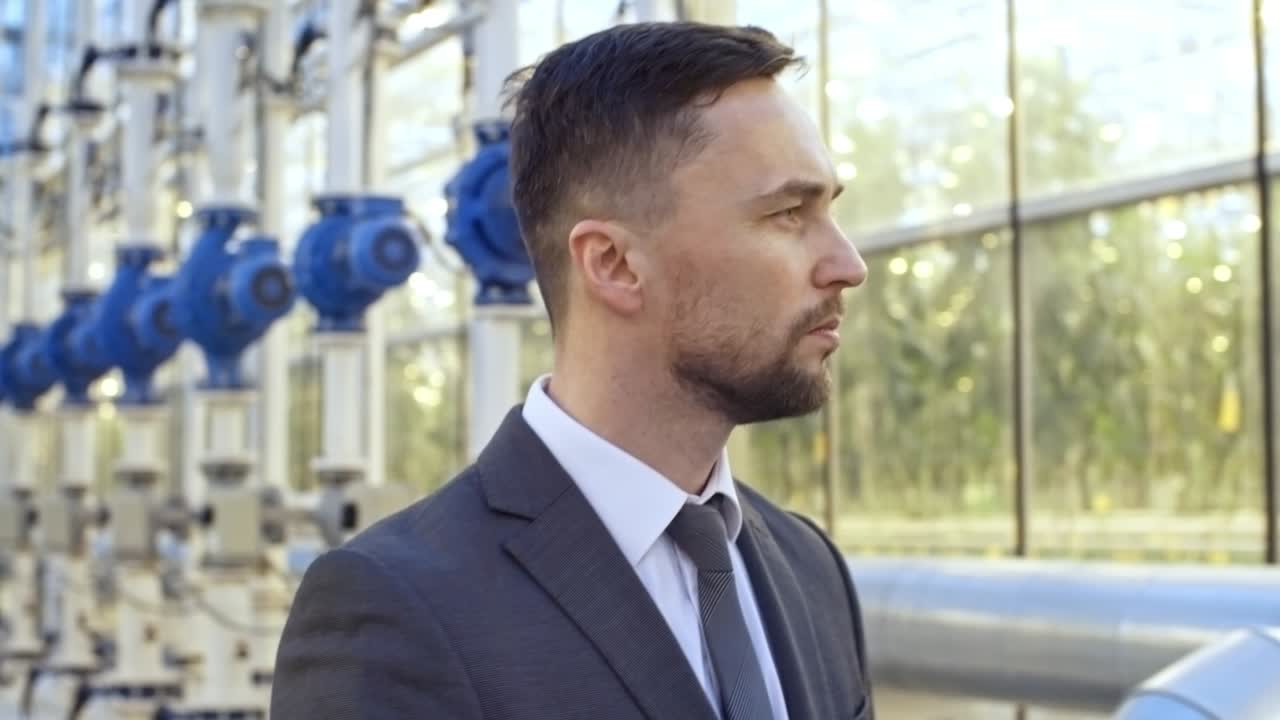 empresário a visitar o complexo industrial de estufas