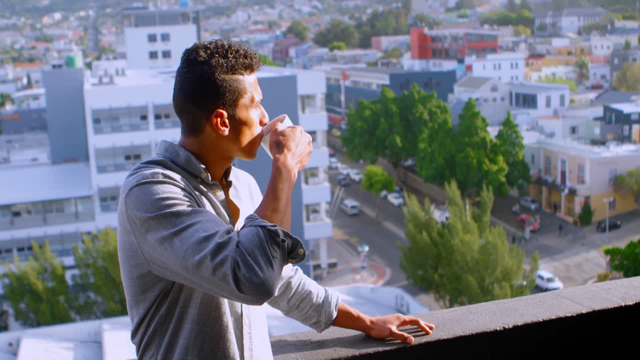 hombre tomando café en el balcón de su casa 4k