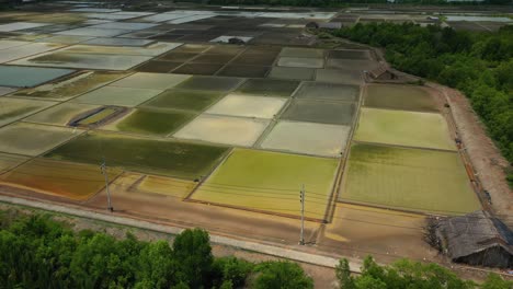 Toma-De-Grúa-Aérea-De-Campos-De-Sal-De-Can-Gio-Vietnam