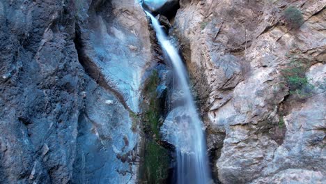 timelapse de uma cachoeira que flui nas quedas do canyon de eaton, califórnia