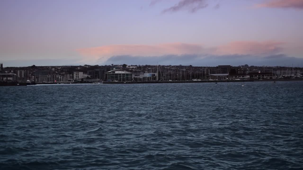 항구 너머로 지는 해