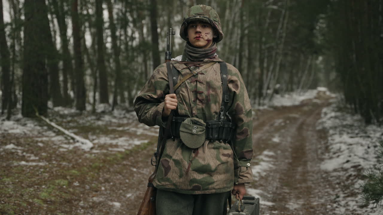 Tysk soldat fra Anden Verdenskrig i vinterkov