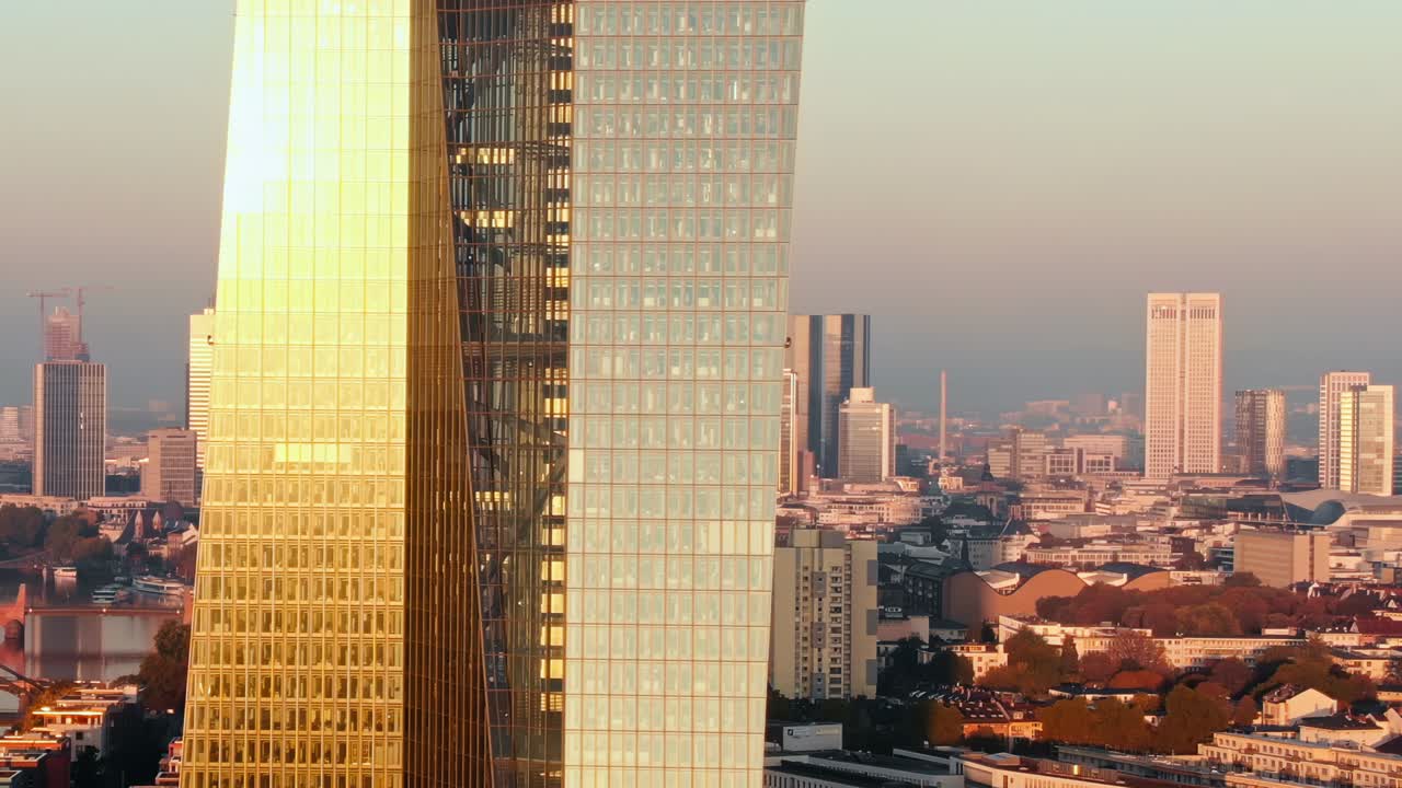 el horizonte de frankfurt ecb tomada aérea en el amanecer que refleja el sol