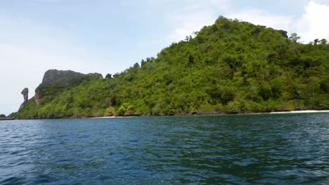 Punto-De-Vista-De-La-Montaña-En-Un-Barco-En-Movimiento-Y-El-Fondo-Marino-De-Aventura-Del-Viaje-En-Barco-Turístico-En-Krabi-En-Tailandia-En-Un-Día-Despejado-De-Verano-Con-Cielo-Azul