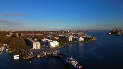 crane up amsterdam noord ijplein dzielnica mieszkalna obok rzeki ij