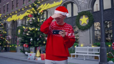 hombre frustrado en navidad
