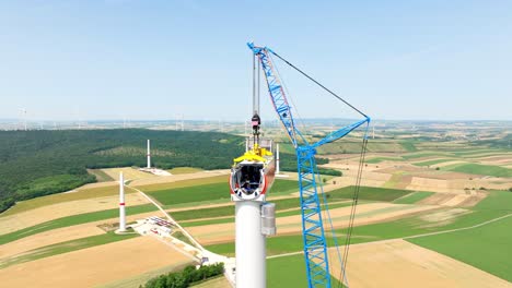 vista aérea de la construcción de la cabeza de la turbina eólica - toma de un dron