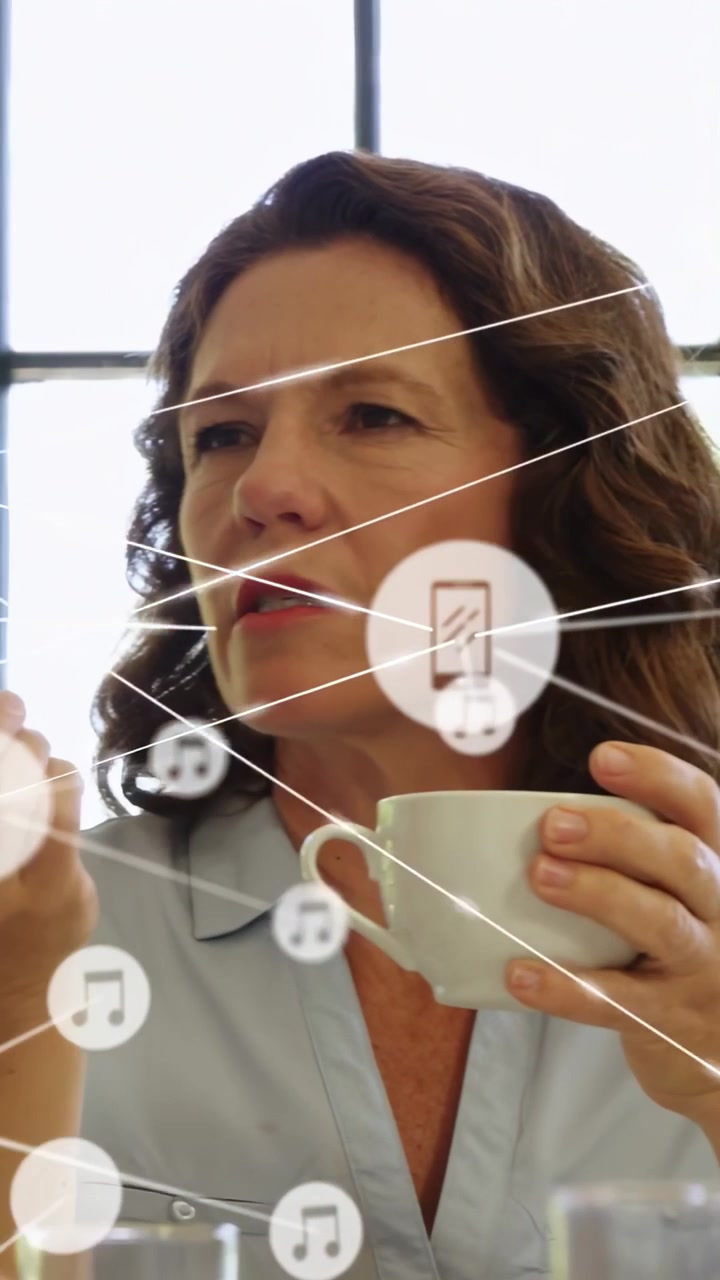 Video vertical: Hombre hablando iniciando teléfono, superposición de música; mujer bebiendo de una taza, gesticulando en un entorno de negocios