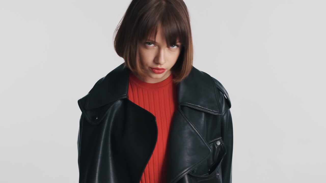 악마의 모습으로 포즈를 취한 소녀