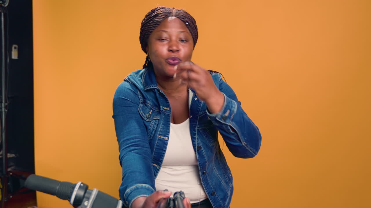 온라인 블로그를 만들기 위해 전화를 사용하는 여성