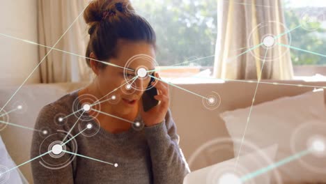 animación de la red de conexiones sobre mujer caucásica hablando en teléfono inteligente en casa