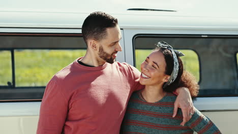pareja, abrazándose y riendo en el viaje por carretera por
