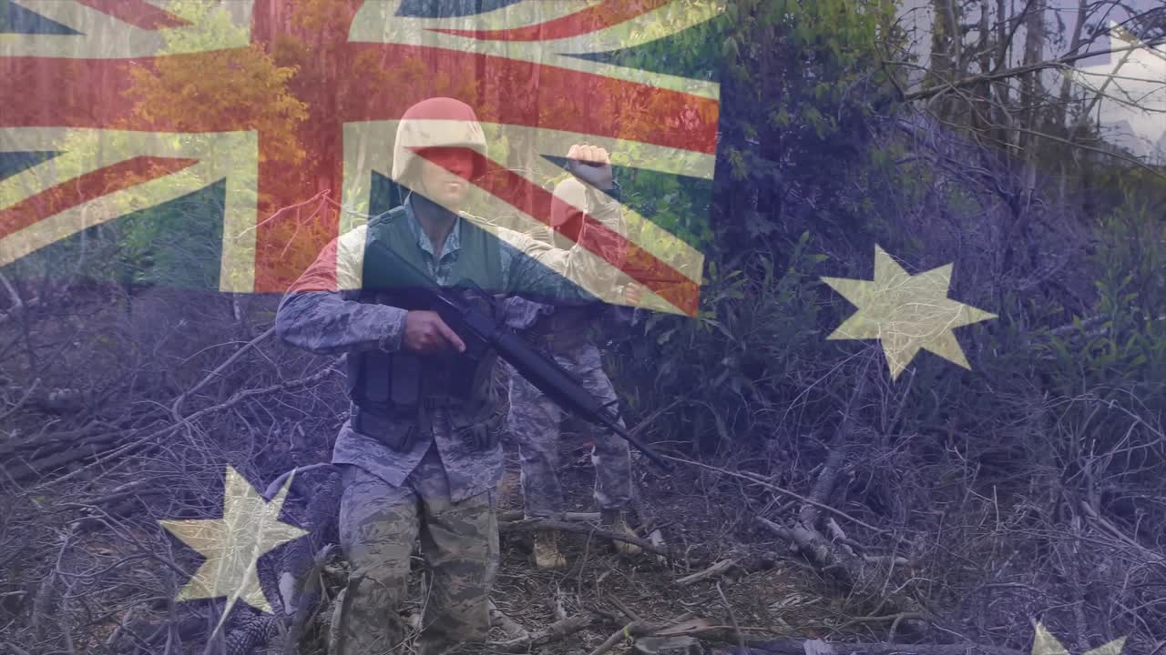 Australische Flagge überlagert die Ansicht, während Truppen auftauchen, signalisieren, Bäume scannen und Schüsse abfeuern.