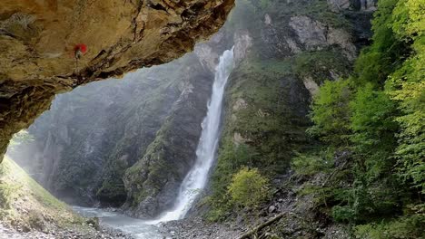 Al-Final-Del-Paseo-Por-El-Liechtensteinklamm-Una-Hermosa-Cascada