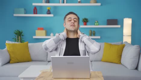 después de terminar su trabajo, el hombre se relaja.