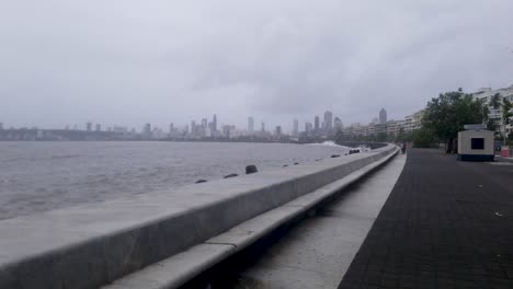 Olas-Salpicando-En-La-Bahía-A-Lo-Largo-Del-Paseo-Marítimo-En-Marine-Drive,-Mumbai,-India-Durante-La-Crisis-Del-Coronavirus---Tiro-Largo-En-Cámara-Lenta