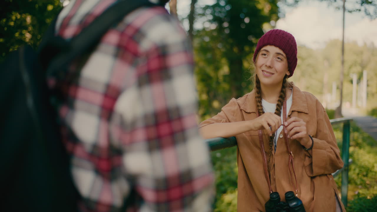 웃는 여자 가 숲 에서 남자 관광객 친구 와 대화 하고 있다