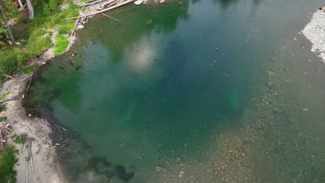 Vista-Aérea-De-Drones-De-Una-Sección-Tranquila-En-El-Río-Skykomish