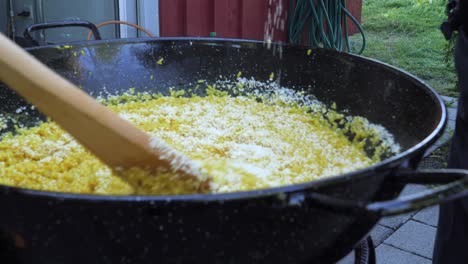 lote masivo de plato de risotto italiano en cámara lenta