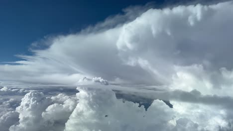 Beeindruckender-Blick-Auf-Einen-Bedrohlichen-Cumulonimbus-Auf-Dem-Weg-Eines-Jets,-Der-In-12000-Meter-Höhe-Fliegt