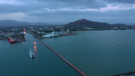 Drohnenaufnahmen-Des-Hafens-Von-Townsville-Mit-Einem-Schiff,-Das-An-Einem-Stürmischen-Morgen-Ablegt