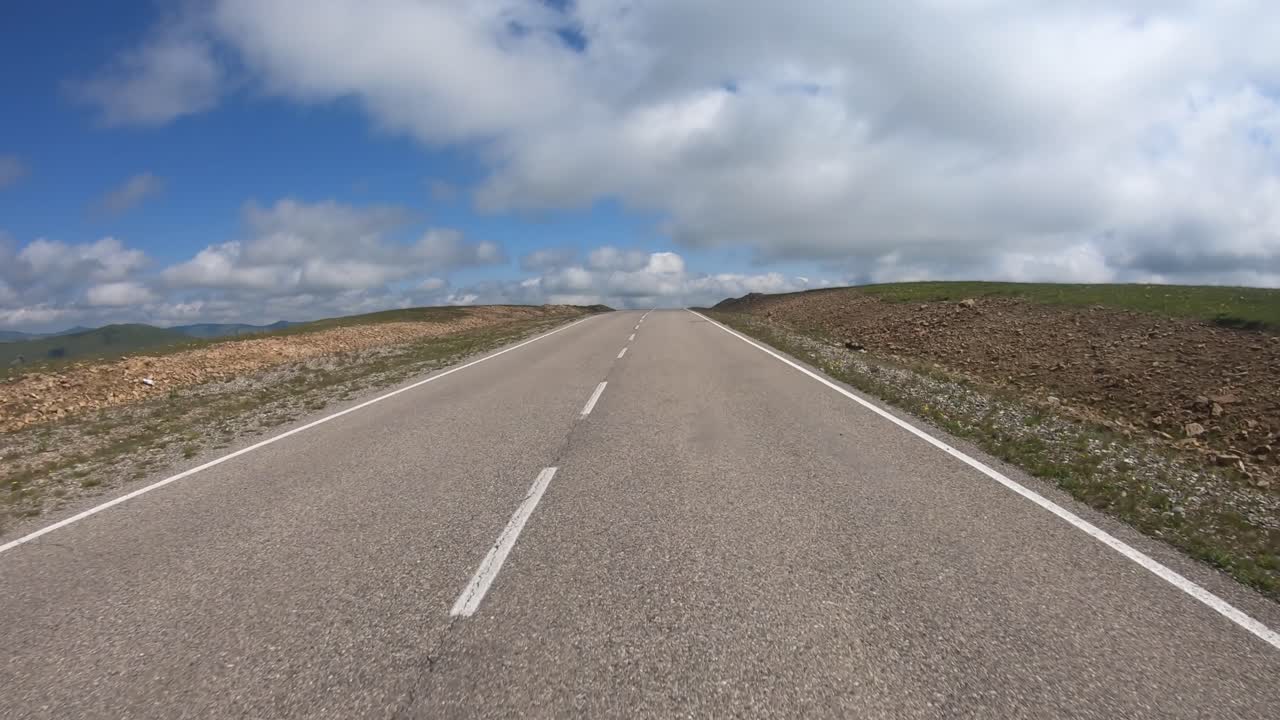 도로 에서 자동차 를 운전 하는 관점