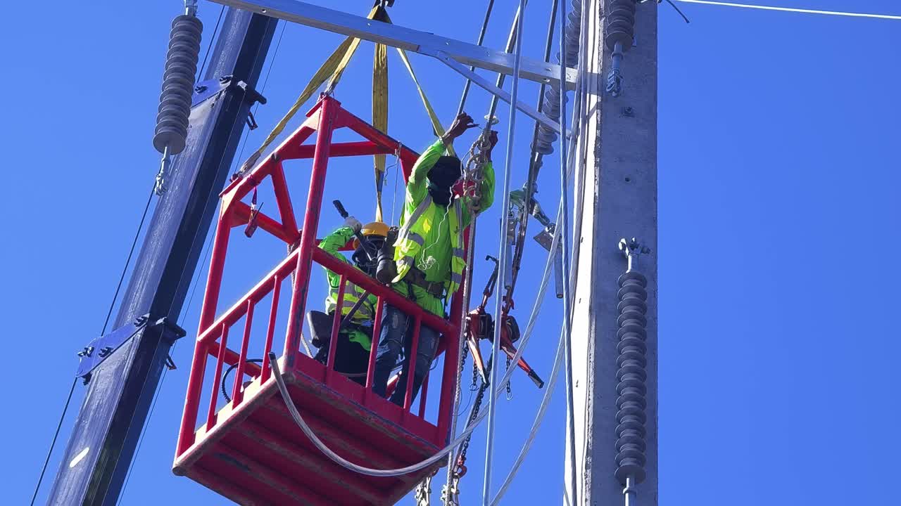 전기 전선에 대한 유지보수를 수행하는 유리티 노동자