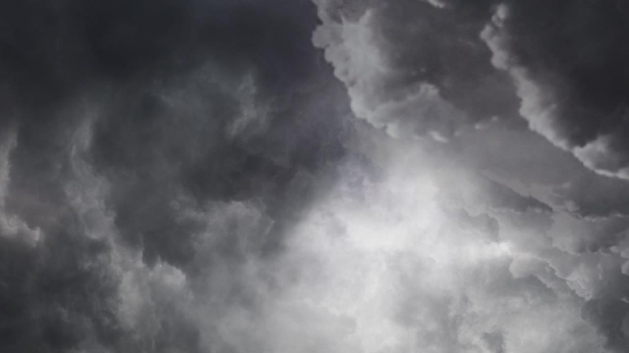 vista del trueno de tormenta que ocurrió dentro de nubes oscuras