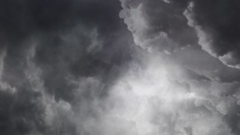 vista del trueno de tormenta que ocurrió dentro de nubes oscuras