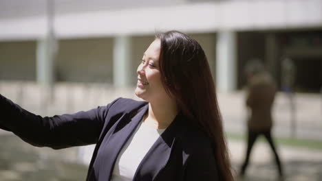 chica sonriente hablando durante el chat de video