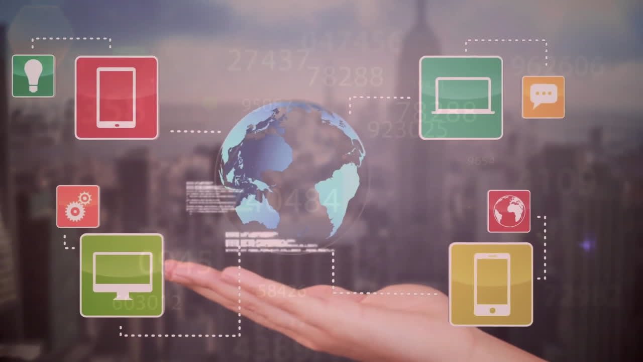 animación del lenguaje informático, iconos diagrama de flujo, globo en mujer caucásica mano sobre paisaje urbano moderno