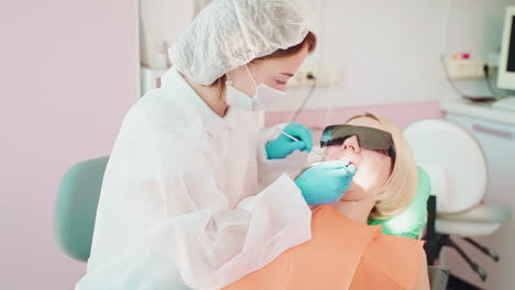 un dentista examinando los dientes de un paciente