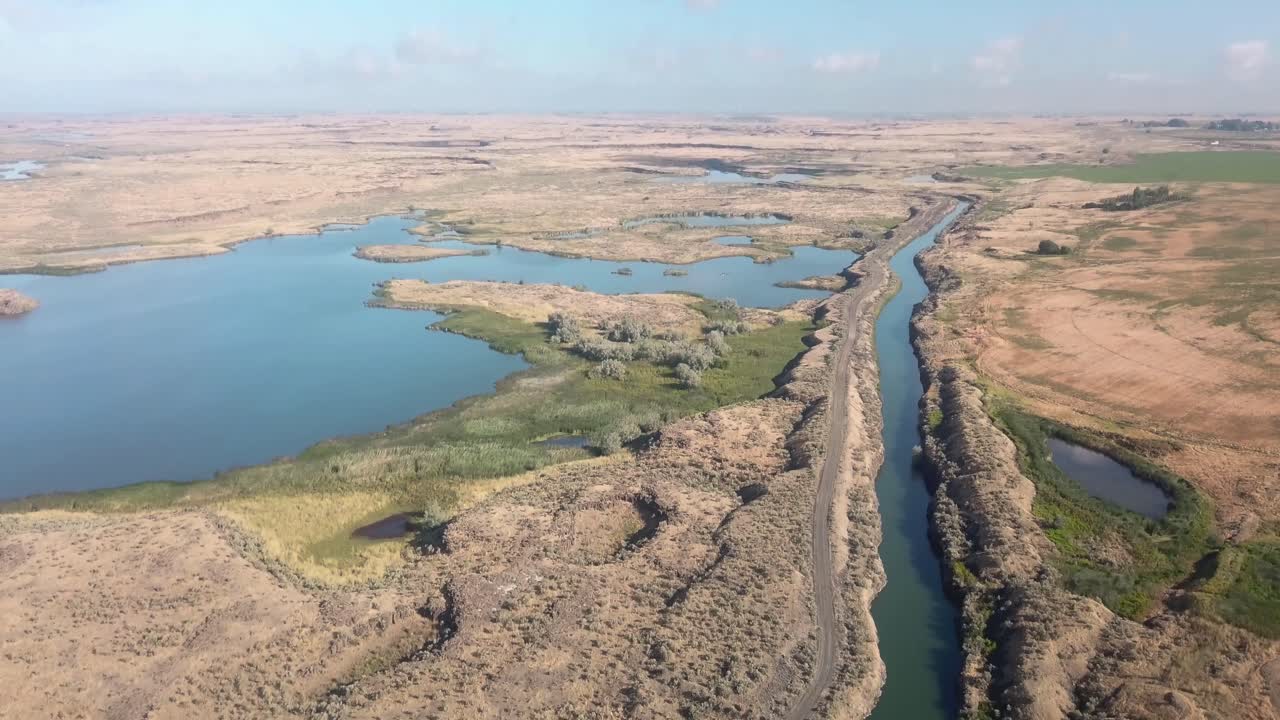 drone, vista aérea del depósito de agua y los canales de riego del proyecto de la cuenca de columbia del estado de washington oriental a fines del verano