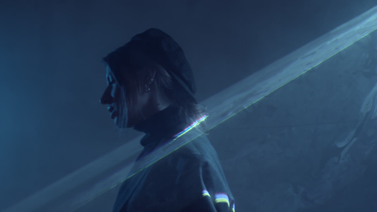 mujer levantándose de un rayo láser plano en una habitación oscura