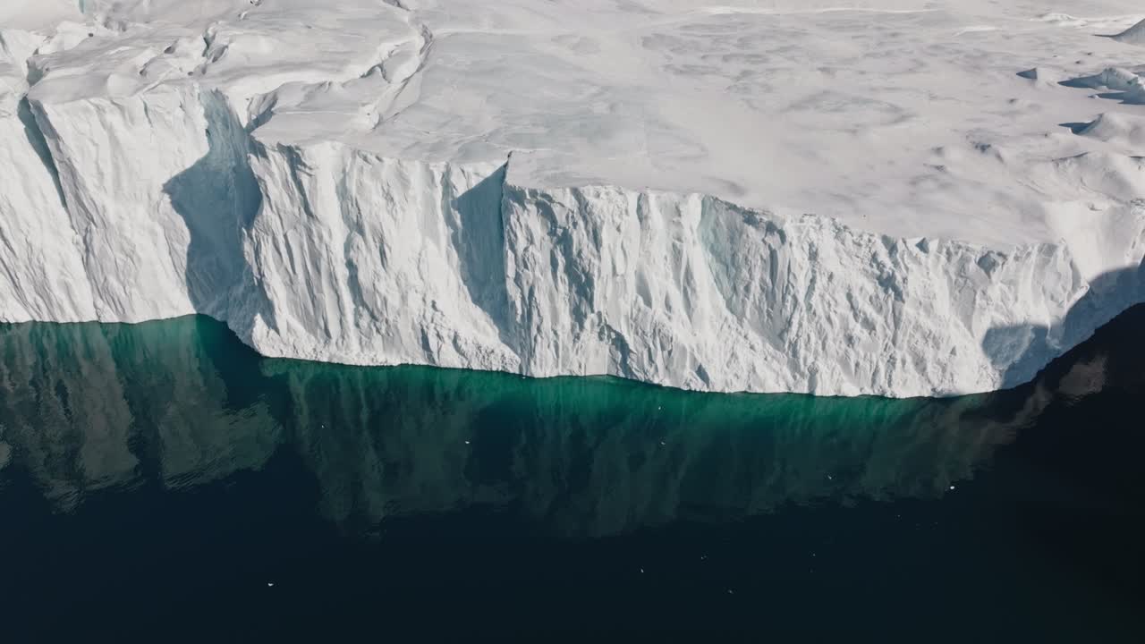 ilulissat icefjord의 바다와 얼음 위의 드론