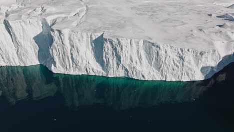 avión no tripulado sobre el mar y el hielo del fiordo de hielo de ilulissat