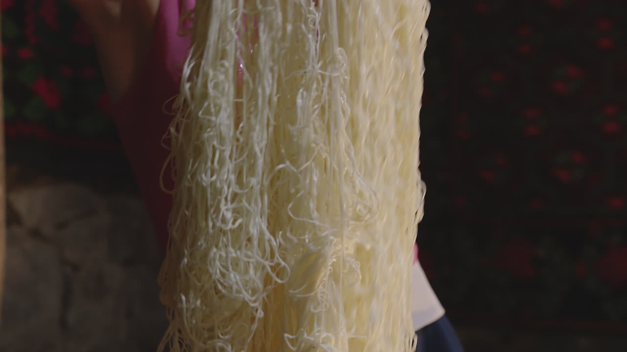 las mujeres levantan y clasifican el queso en tiras, chobareti, georgia, medio inclinado hacia abajo