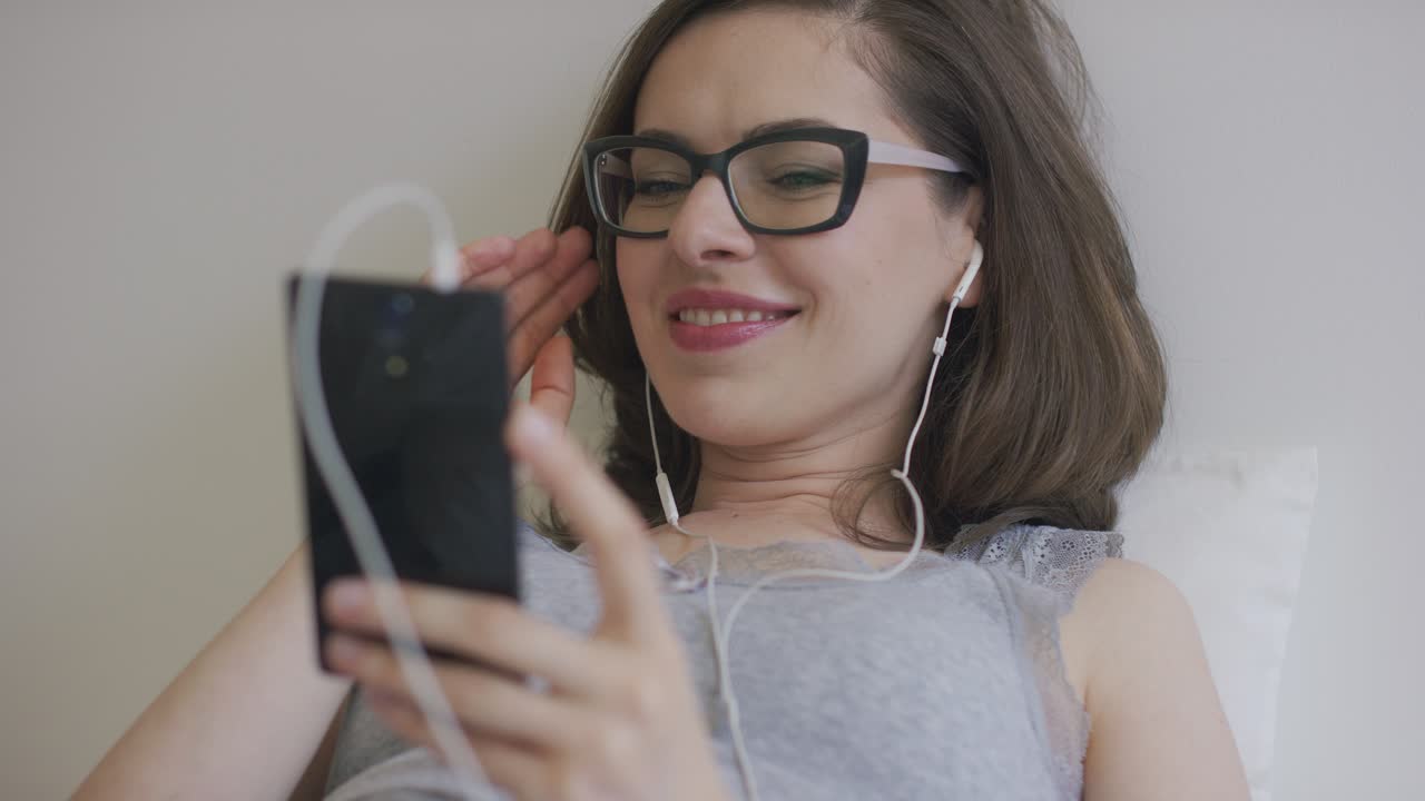 mujer joven con smartphone escuchando música