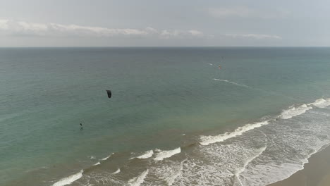 Deporte-De-Kitesurf-En-La-Playa-De-Santa-Marianita-Ecuador-Vista-Aérea