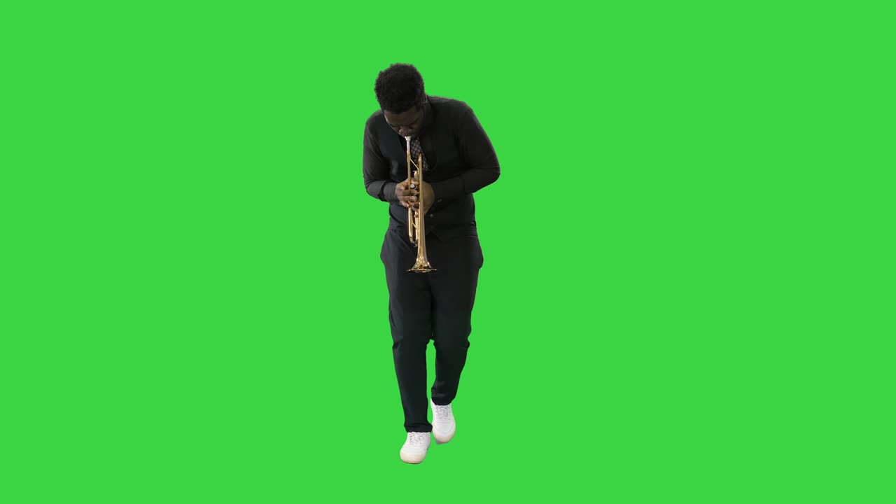 Uomo allegro che balla festeggiando la laurea all'aperto all'università, con elementi di conoscenza su schermo verde, Chroma Key.
