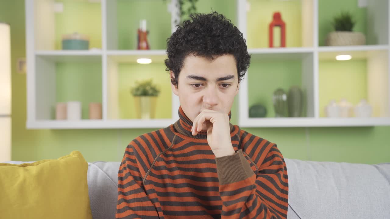 스트레스를 받고 걱정하는 소년은 집에서 무기력하고 공황 상태입니다.