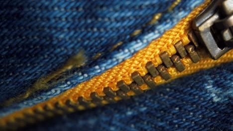 pantalones vaqueros con hilo de línea amarilla y cremallera