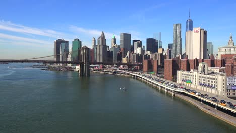 Die-Brooklyn-Bridge-East-River-Und-Der-Fdr-Parkway-An-Einem-Klaren,-Sonnigen-Tag-In-New-York-City-8