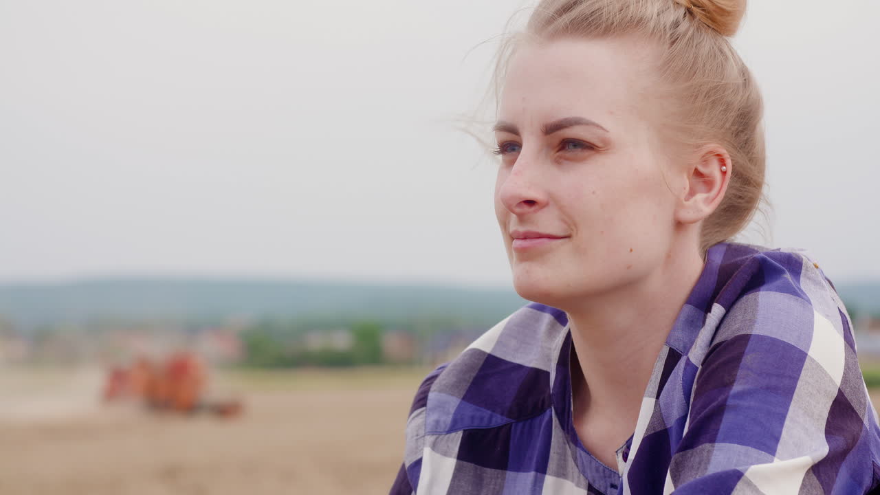 сельское хозяйство женщина-фермер смотрит на урожай во время сбора 2