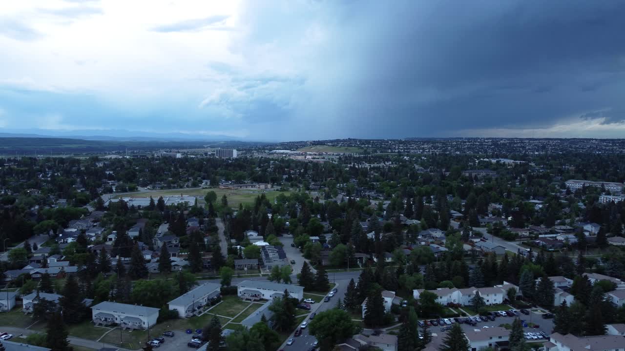 nubes de lluvia pesadas desde una perspectiva aérea en calgary durante el verano