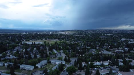 Fuertes-Nubes-De-Lluvia-Desde-Una-Perspectiva-Aérea-En-Calgary-Durante-El-Verano