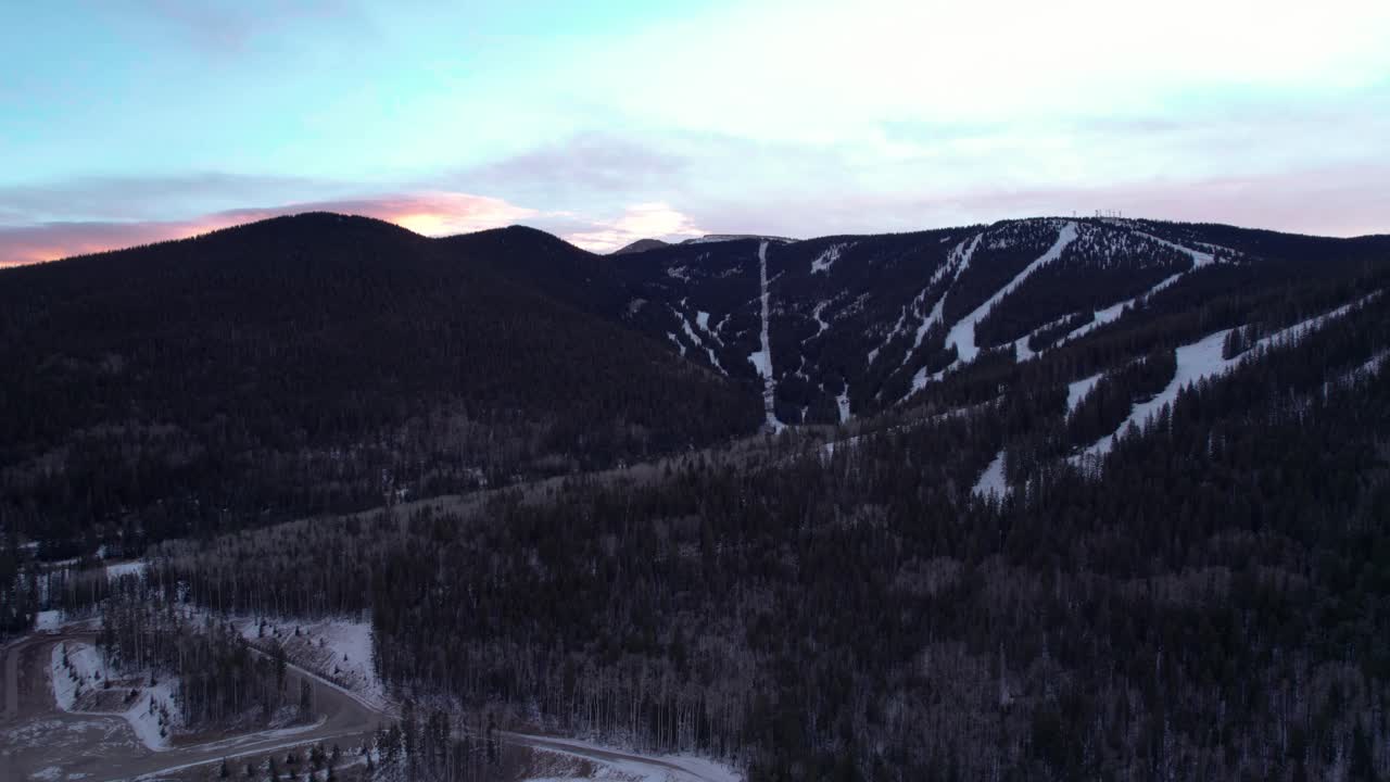 una foto de un dron de una montaña recreativa de esquí durante el amanecer en nuevo méxico