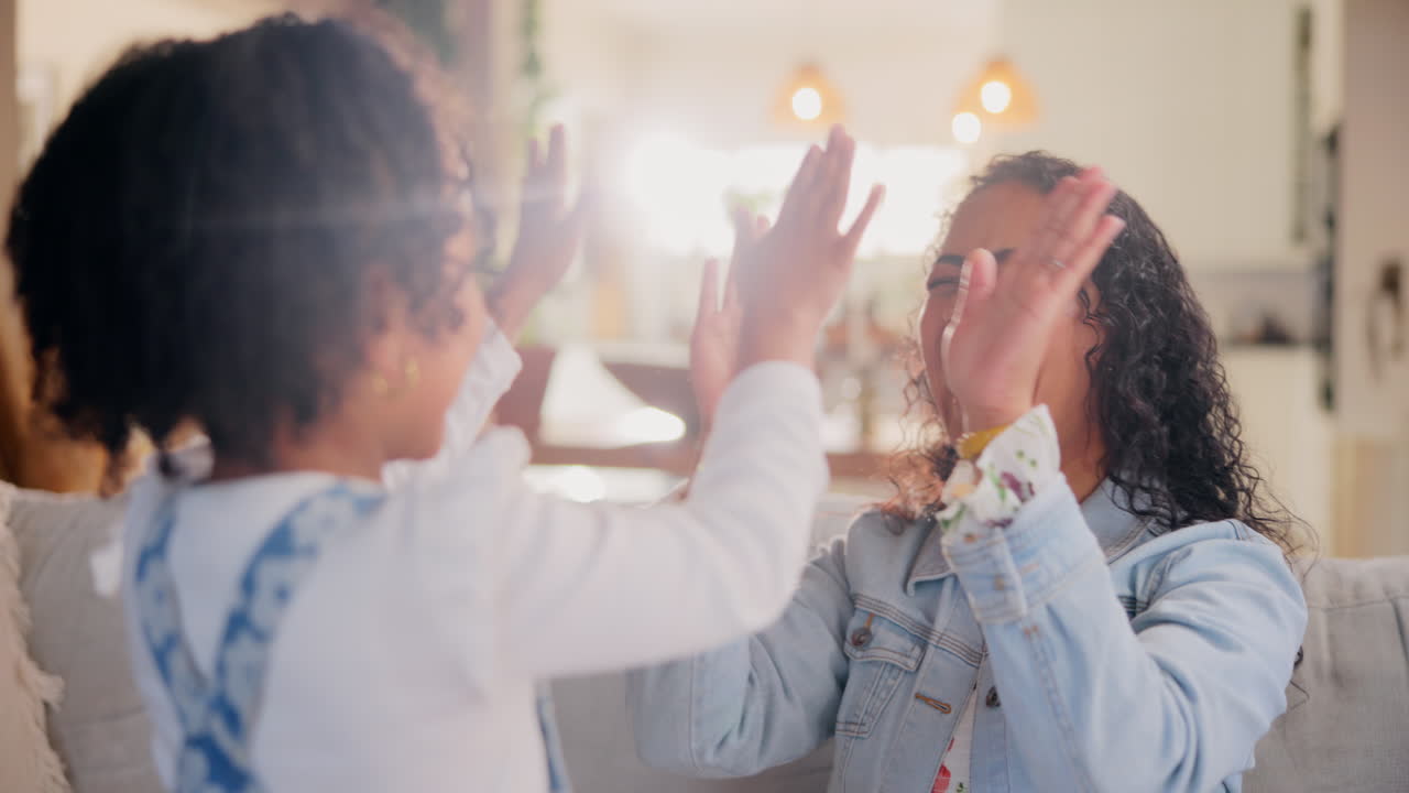 madre e hija jugando juntas