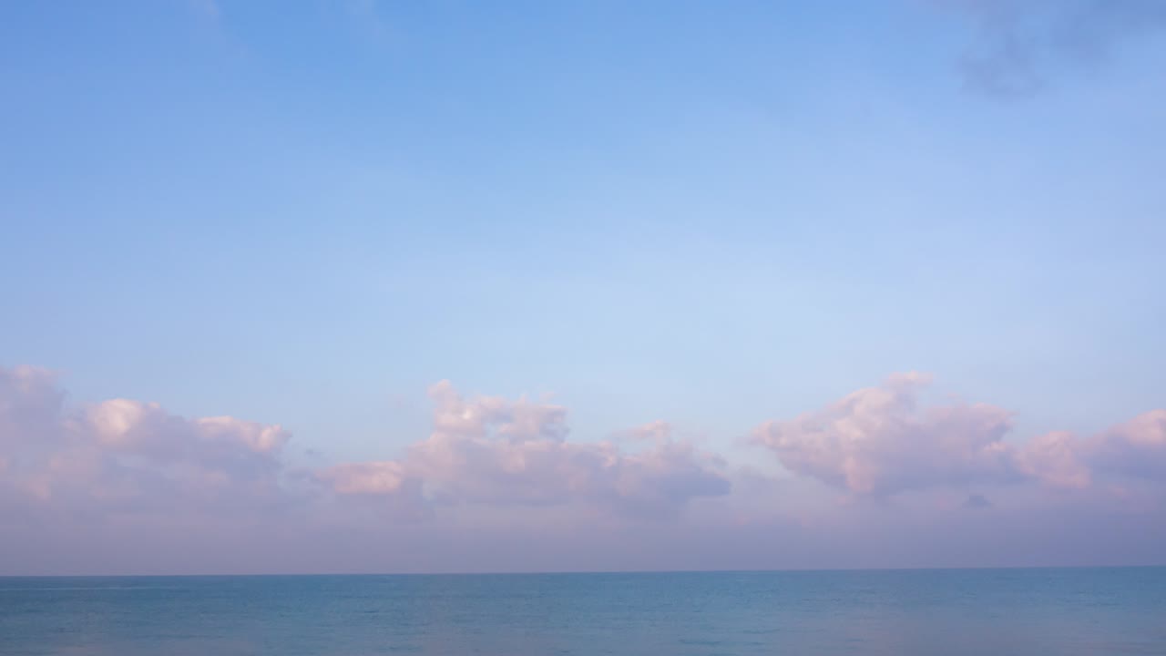 추상적인 다채로운 풍경 배경, 추상적인 색의 큐러스, 푸른 바다 위에서 움직이는 은 구름, 바다 표면에서 반사되는 빛, 4k 자연 배경, 바다