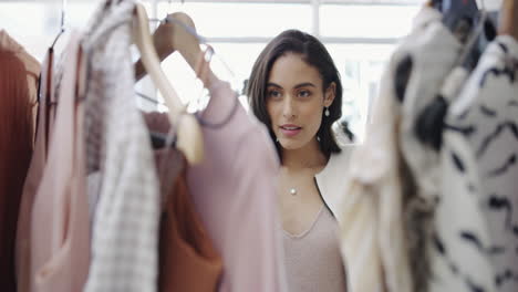 mujer comprando ropa